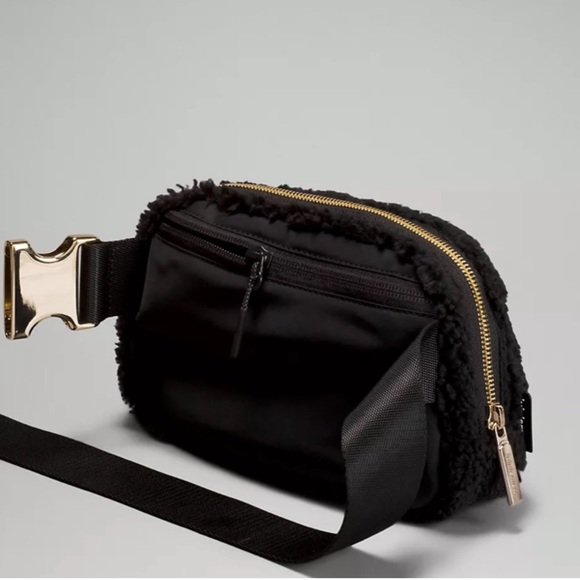 NWT Lululemon Everywhere Fleece Belt Bag in Black - Picture 2 of 8